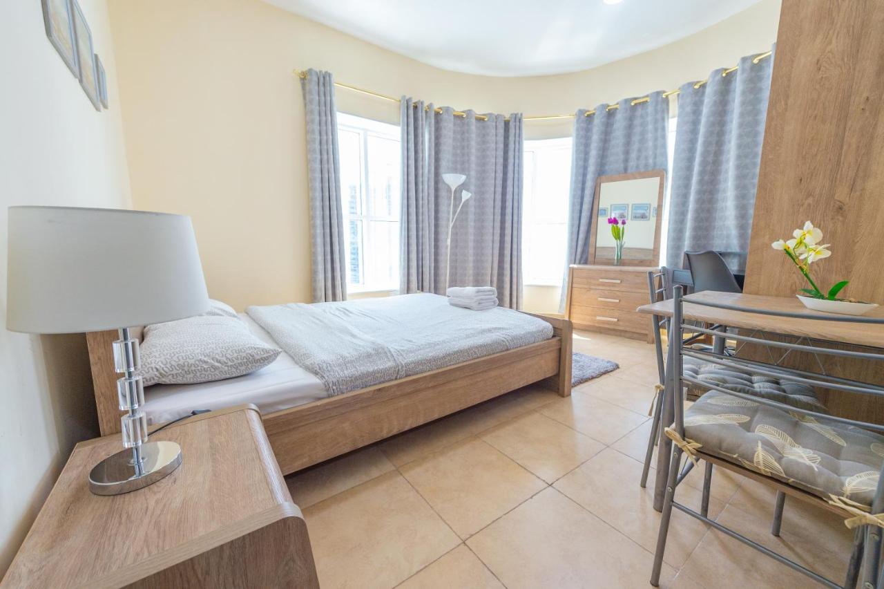 Luxury Escapes - Modern Budget Studio With Balcony In Jlt! Dubai Bagian luar foto